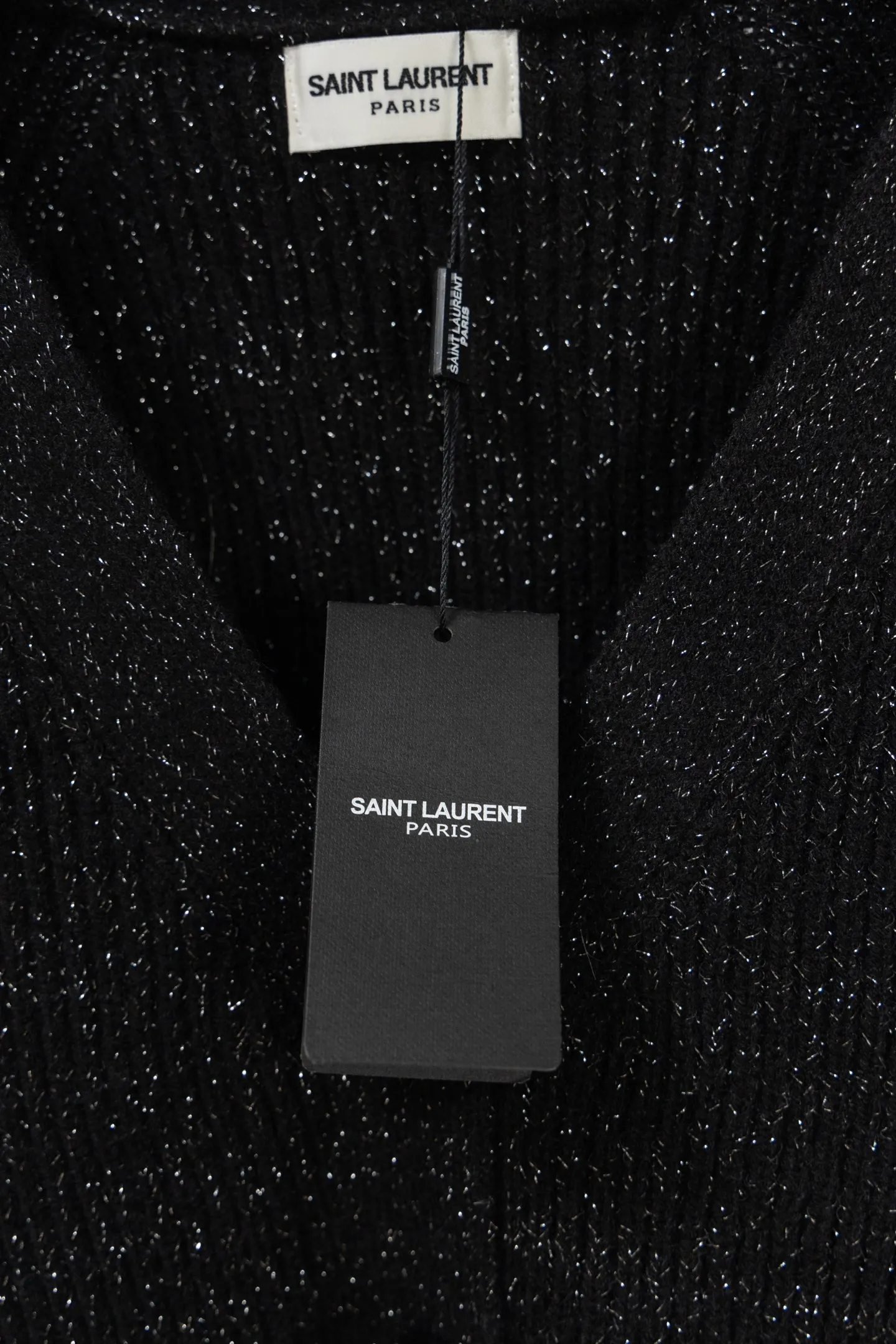 💰300 Saint Laurent is 2026 new autumn and winter black glitter V-neck knitted cardigan 1. Style: loose-fitting V-neck cardigan with single-breasted design, brand woven logo on the collar, and golden YSL classic embroidery logo on the left chest. 2. Material: The knitted fabric is mixed with glitter elements, which presents a delicate luster under the light. The black base and fine glitter effect enhance the texture and fashion. 3. Style: The overall style is simple and dark, and the glitter and metal logo add a sense of sophistication. It has both casual and light luxury attributes. It can be worn alone or layered. Size: SML Color: Black